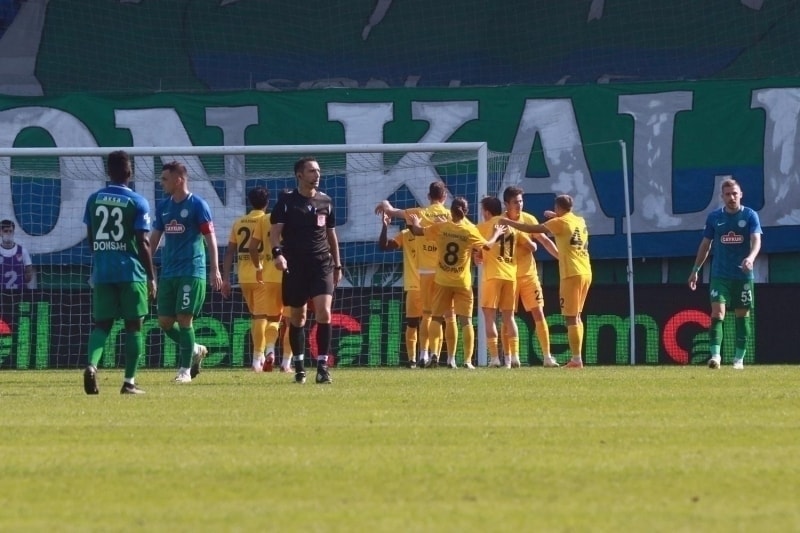 <p>43. dakikada Pinto'nun sol taraftan ceza sahas ierisine ortasnda iki kii arasnda iyi ykselen Brven'in kafa vuruunda top filelere gitti: 1-3</p>