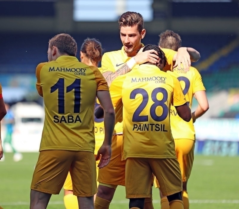 <p>16. dakikada sar-lacivertli ekip 2 farkl stnl yakalad. MKE Ankaragc oyuncularnn defansn arkasna uzun pasnda kaleci Gkhan Akkan'n ceza sahas dna karak aya ile uzaklatrmak istedii topu Melnjak iyi kontrol edemeyince sekerek Paintsil'in nnde kald. Kaleci Gkhan Akkan'dan hzl davranan Paintsil mein yuvarla kafa ile bo filelere gnderdi: 0-2</p>