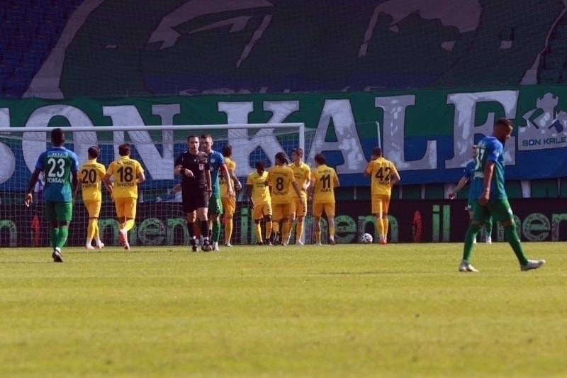 <p>52. dakikada Sarlija'nn topa elle mdahalesine VAR incelemesinin ardndan hakem Abdulkadir Bitigen penaltya hkmetti. Remy'nin vuruunda top filelere gitsede Bitigen VAR'dan gelen uyar ile penalty iptal etti.</p>