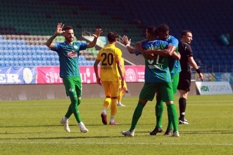 <p>45+1. dakikada kazanlan faul atnda Boldrin'in yaklak 30 metreden dzgn vuruunda mein yuvarlak direk dibinden filelere gitti: 2-3</p>