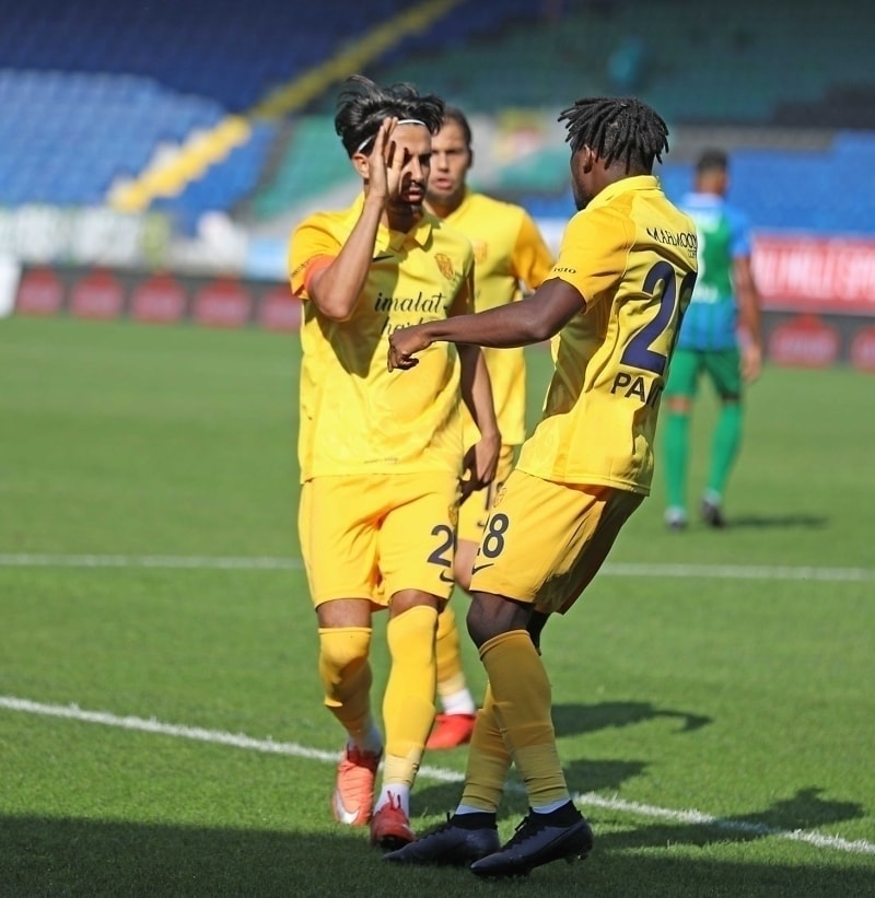 <p>6. dakikada deplasman ekibi ilk isabetli utunda ne gemeyi baard. Lobjanidze'nin sadan ceza sahas ierisine ortasnda, Paintsil'in kontrol edip vuruunda defansa arpan top filelere gitti: 0-1</p>