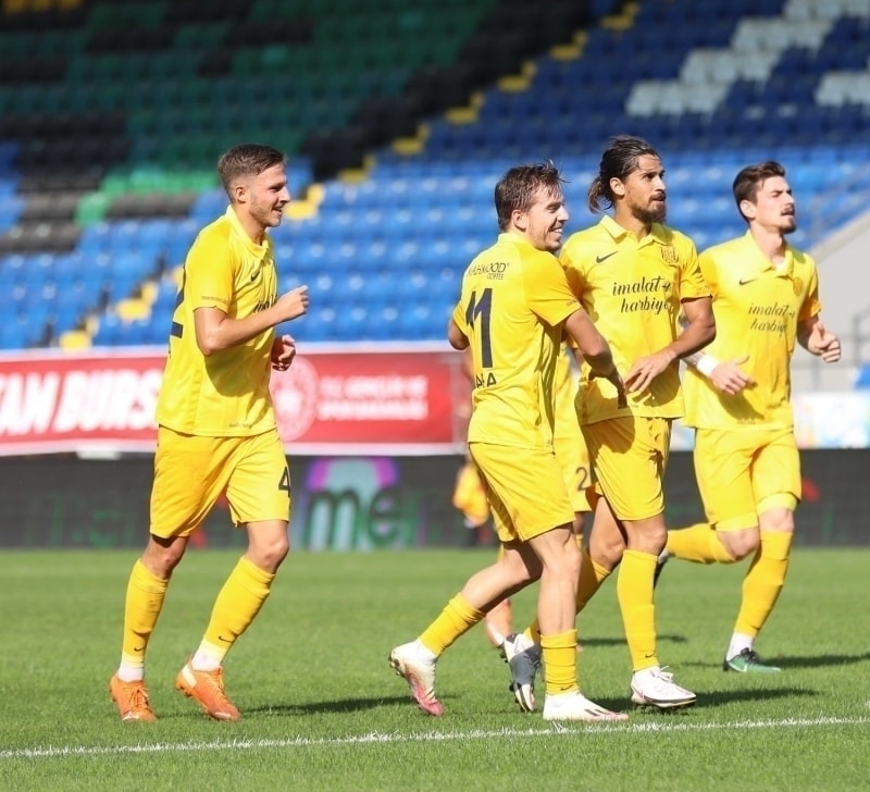 <p>77. dakikada kazanlan faul atnda MKE Ankaragc'nde ceza yay zerinde Emre Gral'n vuruunda kaleci Gkhan Akkan yatarak topu elmeyi baard.</p>