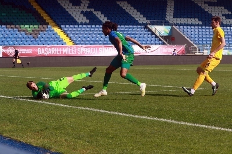 <p>90+5. dakikada Tunay Torun'un sadan ceza sahas ierisine yerden ortasnda, Michalak'n bo pozisyonda vuruunda kaleci Fredrich yatarak topu taca eldi.</p>