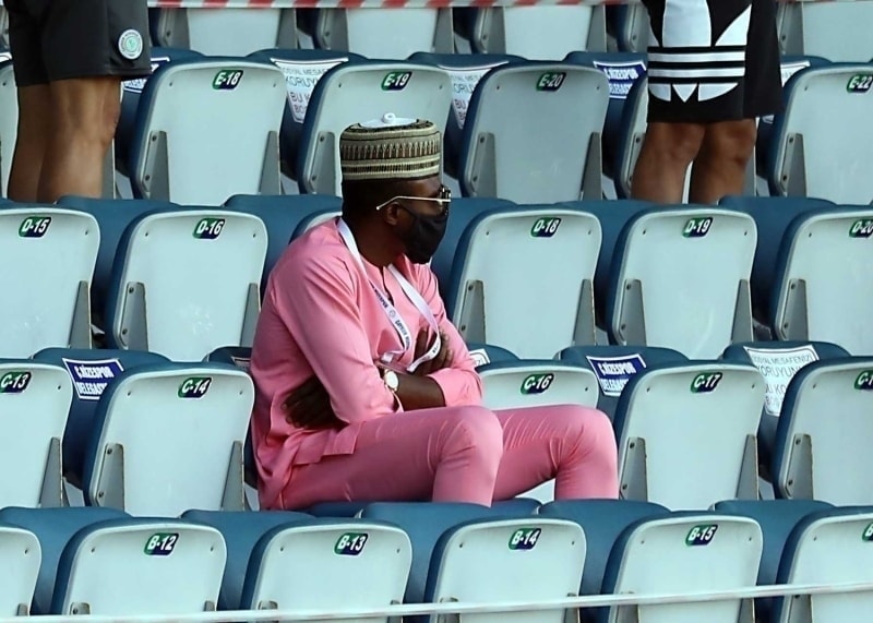 <p>Getiimiz mart aynda  n apraz balarndan ameliyat olan ve uzun sredir sahalardan uzak kalan aykur Rizespor'un Nijeryal oyuncusu Aminu Umar karlamay yerel kyafetlerle tribnden izledi.</p>