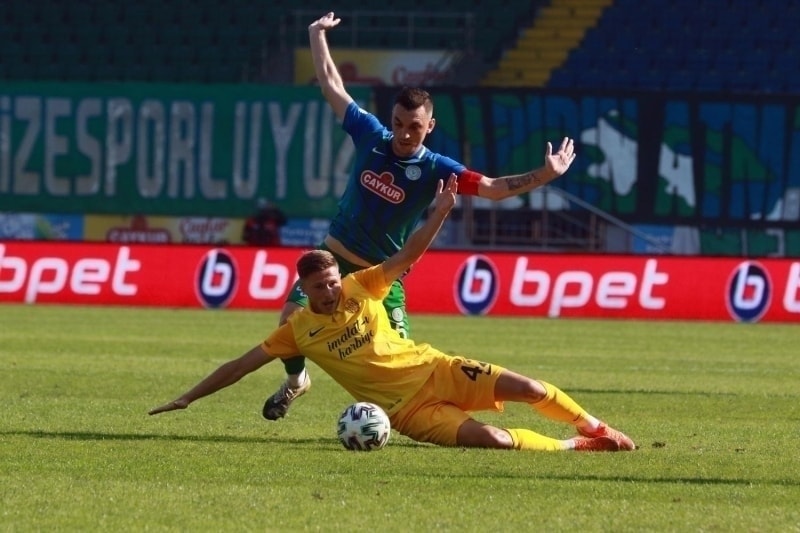 <p>87. dakikada Boldrin'in ara pasnda defansn arkasna sarkan Skoda kaleci Fredrich'ten syrldktan sonra vuruunda filelere gitmekte olan topu izgi zerinde Erdi Dikmen evirmeyi baard.</p>