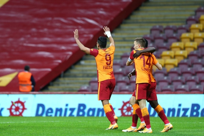 <p><b>LOCALARA SEYİRCİ ALINDI </b></p>