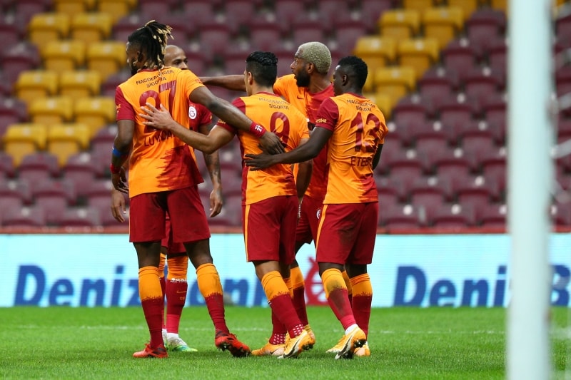 <p><b>EMRE AKBABA YAKLAŞIK 3 AY SONRA SAHADA </b></p>