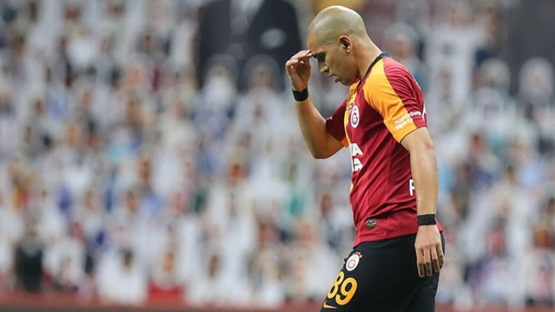 <p><b>FEGHOULİ ISINMA ÇALIŞMALARINA KATILMADI! </b></p><p>Galatasaray’da Teknik Direktör Fatih Terim’in sürpriz şekilde takımdan kestiği Sofiane Feghouli, maç öncesinde ısınma çalışmalarında yer almadı.</p>