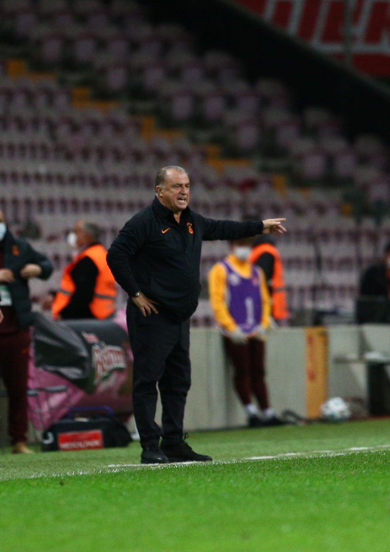 <p><b>KRİZ ÇIKARDI </b></p><p>Galatasaray'da pandemi nedeniyle maaşlarda yapılan indirimi kabul etmeyen ve FIFA'ya giden Sofiane Feghouli, kriz çıkardı.<b><br></b></p>