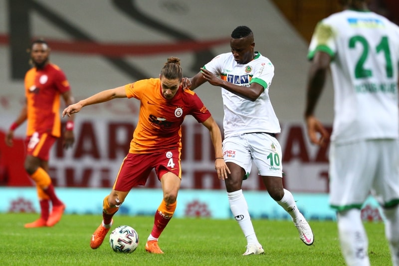 <p>Belhanda başta olmak üzere Terim’in yedek bıraktığı tüm isimler ısınmaya çıkarken, Cezayirli futbolcunun soyunma odasında 90 dakikayı beklemesi dikkat çekti.</p>