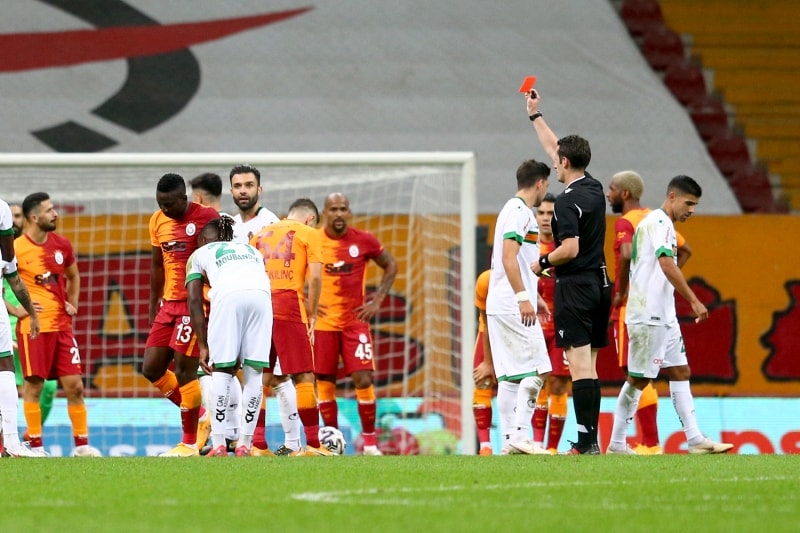 <p>Cezayirli futbolcu Feghouli ise yedek kulübesinden ayrılmadı.</p>