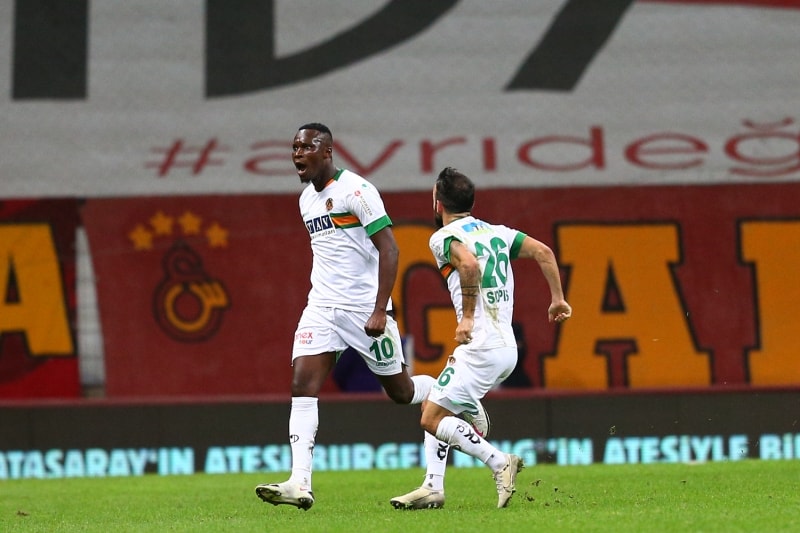 <p>Belhanda ve Feghouli, Galatasaray'ın pandemi sebebiyle talep ettiği indirimi kabul etmemiş, Sarı-kırmızılı kulüp ise buna rağmen her oyuncuya uygulanan %15 indirimi bu iki isme de uygulanmıştı. Belhanda ve Feghouli ise konuyla ilgili FIFA'ya başvurmuştu. Galatasaray Başkanı Mustafa Cengiz de bu iki oyuncu için sert ifadeler kullanmıştı.</p>