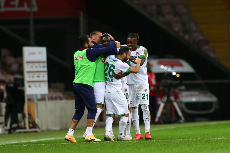 <p>Fatih Terim, karşılaşmanın ilk yarısında yedek oyuncular Arda, Ömer, Emre, Diagne ve Belhanda'yı ısınmaya gönderdi.</p>