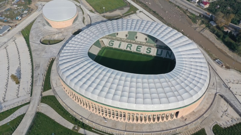 <p>Çok güzel bir stat inşa edildiğini vurgulayan Şenlikoğlu, <b>'Tribünleri, locaları, içerisindeki ambiyansla olağanüstü güzel bir stat oldu. Çotanak Stadı'mız inşallah Giresunspor'umuzun nice şampiyonluklarına, nice galibiyetlerine şahitlik edecek.'</b> diye konuştu.</p>