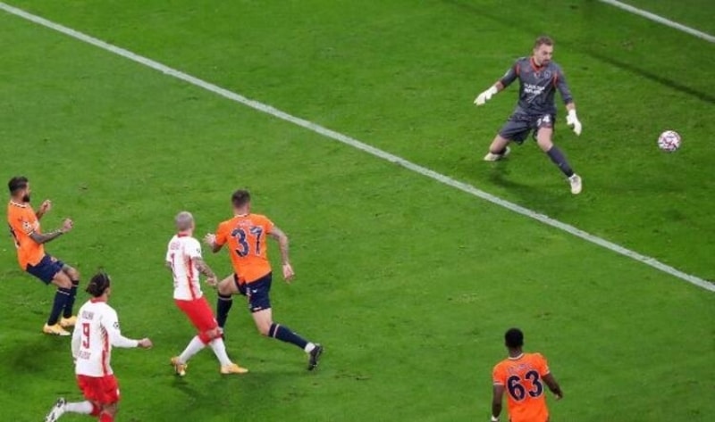 pbAMBULANS GELDİ/b/ppSakatlığı ciddi gözüken Brezilyalı futbolcu için sahaya ambulans geldi. Tecrübeli futbolcu, sakatlığının ardından ambulans ile hastaneye götürüldü.../p