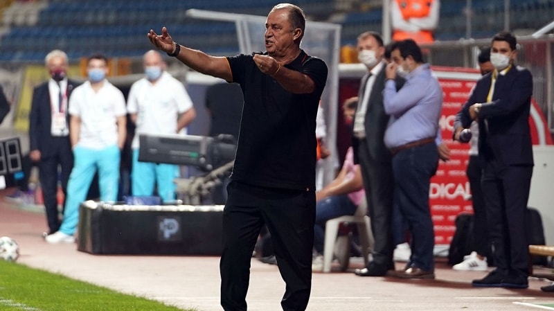 <p><b>TAKIMLA TOPLANTI YAPACAK</b></p><p><br></p><p>Fatih Terim imdi kt gidii durdurmak iin zm aryor.</p>