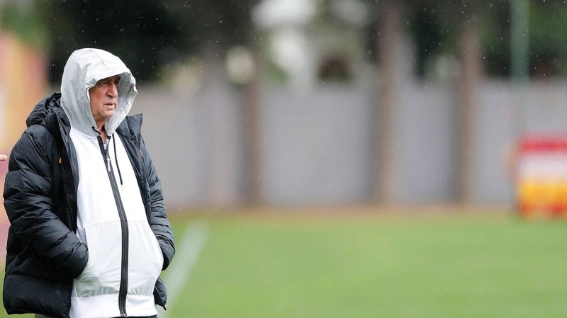 <p><b>OLUMLU HAVA HEMEN DAILDI</b></p><p><br></p><p>Orta alan ve kanatlarda byk bir kadro zaafiyeti ortaya karken, Terim ile ynetimin de aras ald. </p>