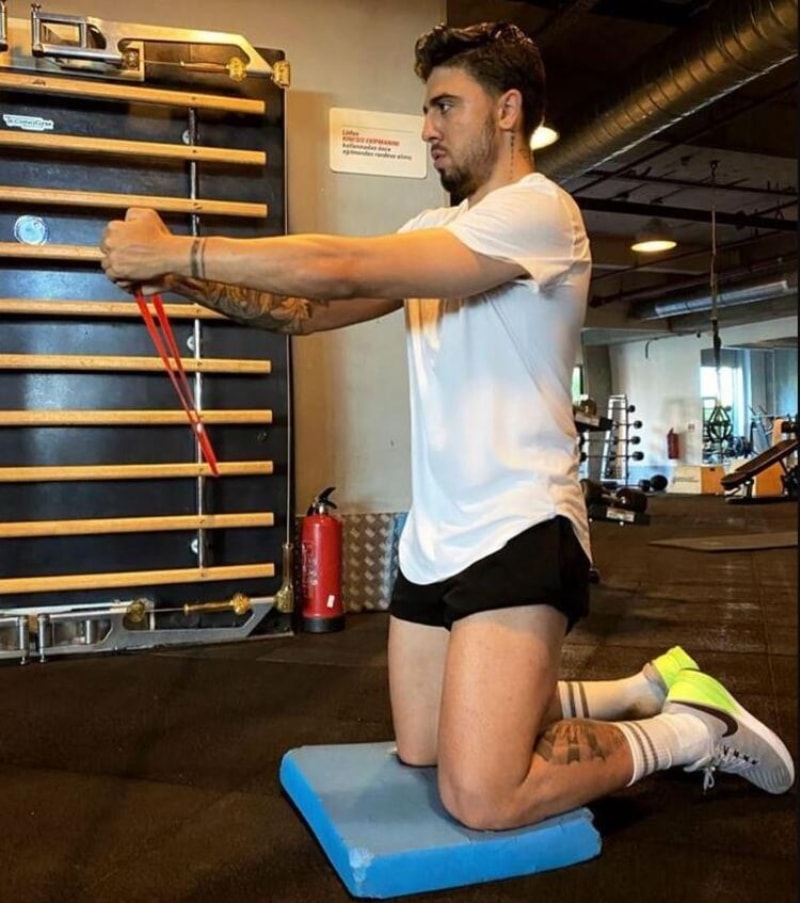 <p>Evinin alt katını spor salonuna çeviren milli yıldız gücüne güç kattı. </p>
