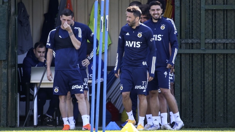 <p><b>BULUT'TAN OZAN'A YENİ MİSYON</b></p><p><br></p><p>Herkes onu gidecek sandı. Ama Erol Bulut sezon başı Ozan'la toplantı yaptı ve 'Daha delici ataklar yapan, topu ileriye taşıyan, rakibe baskı yapan bir 10 numara olacaksın' dedi.</p>