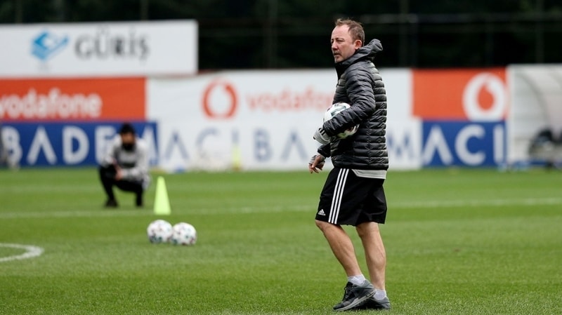 <p><b>N'KOUDOU SÜREKLİ SAKATLANIYOR</b></p><p><br></p><p>Sergen Yalçın'ın bu görüşmede, <b>'Ondan bir türlü yararlanamıyorum. Çünkü müzmin bir sakatlığı var. Oyun planımı ona göre kuramam. Gönderilmesi yararımıza olur' </b>dediği ortaya çıktı.</p>