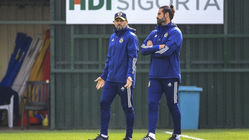 <p><b>EKSİK YAKALAMAK ÇOK ÖNEMLİ</b></p><p><br></p><p>Teknik direktör Erol Bulut, futbolcuları ile yaptığı toplantıda, <b>'Rakibi eksik yakaladığımız anlar çok önemli. Presle kazanılan topları çabuk ve etkili bir şekilde kullanmalıyız'</b> dedi.</p>