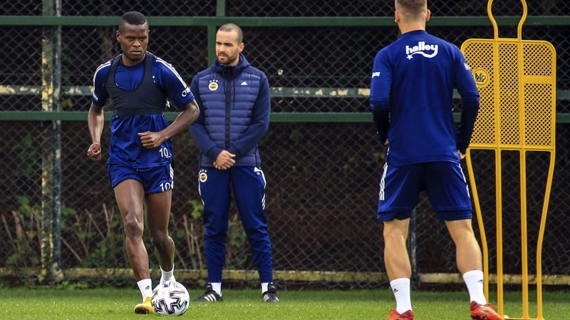 <p><b>HAZIRLIKLAR DEVAM EDİYOR</b></p><p><br></p><p>Fenerbahçe, Trabzonspor derbisinin hazırlıklarına dün de devam etti. </p>