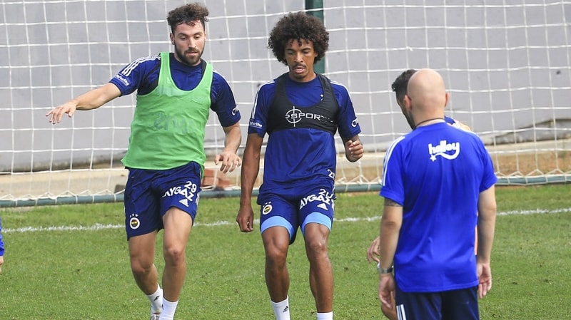 <p><b>ORTA SAHAYI BOZMAYACAK</b></p><p><br></p><p>Erol Bulut, Trabzon derbisindeki oyun kurgusunu orta sahadaki <b>Ozan-Gustavo-Sosa </b>üçlüsünün üzerine kuracak ve Göztepe maçında verimli oynayan bu üçlüyü kesinlikle bozmayacak.</p>