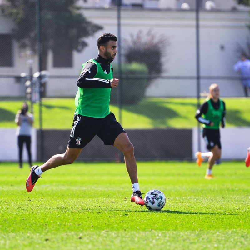 <p><b>HEM SA� KANATTA HEM MERKEZDE</b><br></p><p><br></p><p>Kara Kartal’�n transferin son g�n�nde �ngiltere Premier Lig ekibi Leicester City’den kadrosuna katt��� Rachid Ghezzal da bireysel �al��malar�n�n ard�ndan �nceki g�n tak�ma kat�lm��t�.</p>