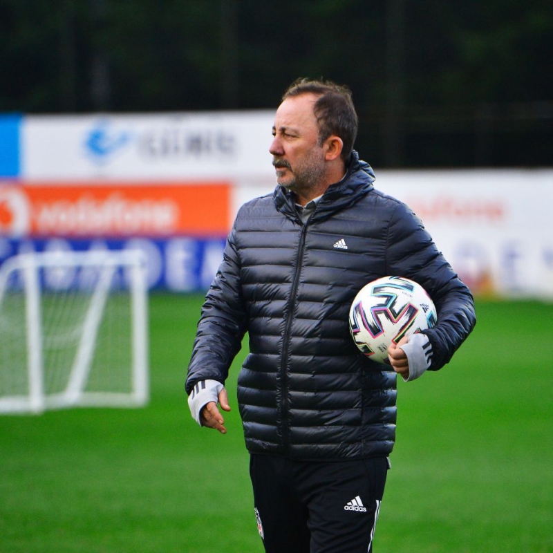 <p><b>SERGEN YAL�IN'IN EL� G��LEND�</b><br></p><p><br></p><p>Son transferlerle birlikte eli iyice g��lenen teknik direkt�r Sergen Yal��n, Denizli kar��s�nda kaleci Ersin Destano�lu’nun �n�nde savunma kurgusunu; Rosier, Welinton, Montero, N’Sakala 4’l�s�yle yapmay� planl�yor.</p>