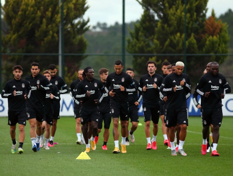 <p>�n liberoda Atiba-Josef ikilisini bozmayacak olan Yal��n; 4-5-1 sistemini uygularsa Ghezzal’i 10 numaraya �ekip h�cum hatt�n�; G�khan T�re, Aboubakar ve Larin’den kuracak.&nbsp;</p>