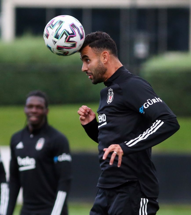 <p>E�er idmanlarda 2 haftad�r denendi�i gibi �ift forvetli sistem devreye girerse Ghezzal kanada �ekilecek ve Aboubakar ile Larin �nde birlikte g�rev yapacak.</p><p><br></p><p>Fanatik</p>