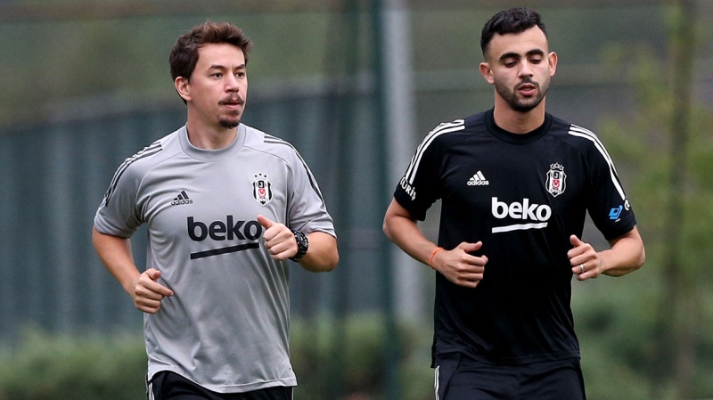 <p>Deneyimli ismin sa� kanat veya taktik de�i�ikli�ine g�re 10 numara pozisyonunda g�rev alma durumu bulunuyor.</p>