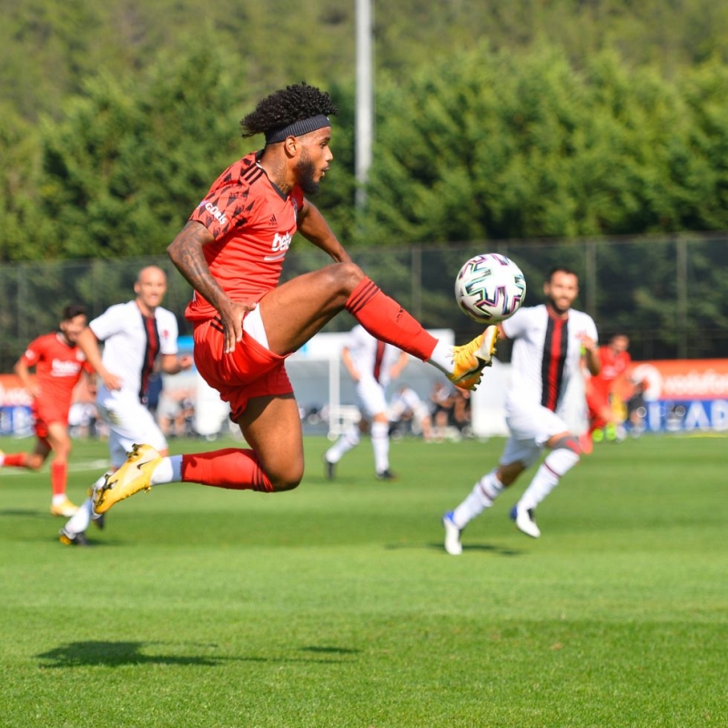 <p><b>KARAG�MR�K MA�INDA ALKI� TOPLADI</b><br></p><p><br></p><p>Milli arada Karag�mr�k’le oynanan haz�rl�k m�cadelesinde ortaya koydu�u etkili performansla dikkat �eken Rosier, ek olarak tak�m �al��malar�ndaki etkili g�r�nt�s�n� pazartesi g�n� sahaya yans�tmaya �al��acak.&nbsp;</p>