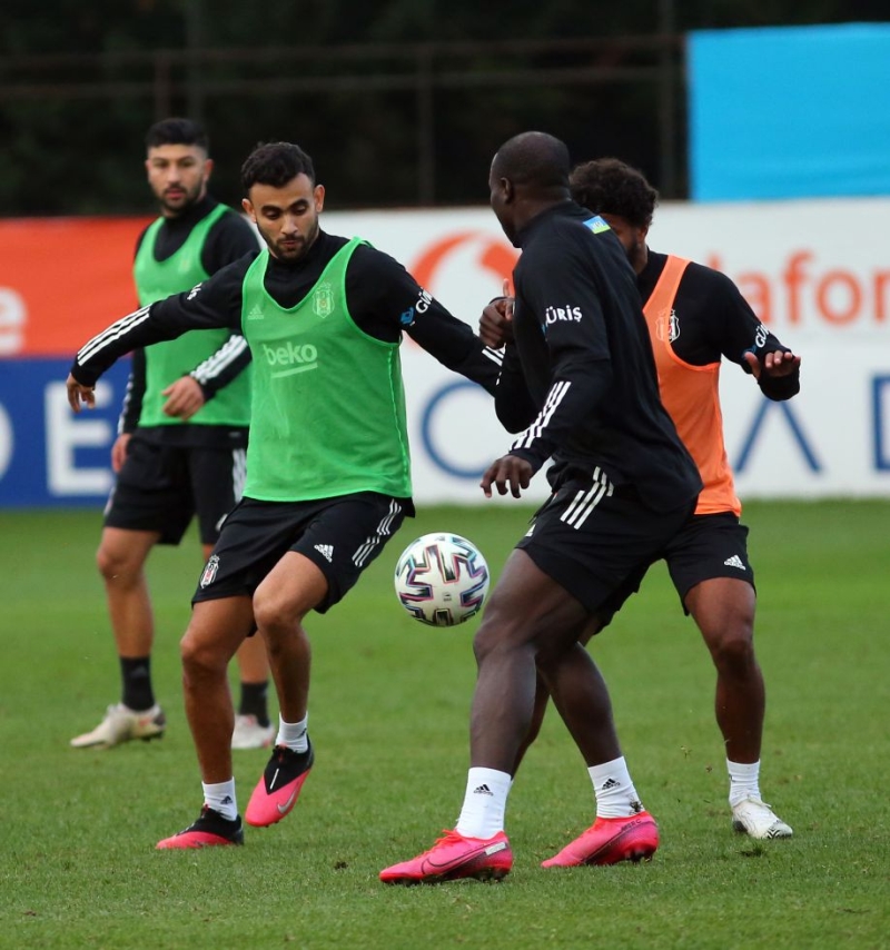 <p>2 g�nd�r Siyah-Beyazl� ekiple antrenmanlar�n� s�rd�ren Cezayirli oyuncu, h�cum hatt�nda g�rev alacak.</p>