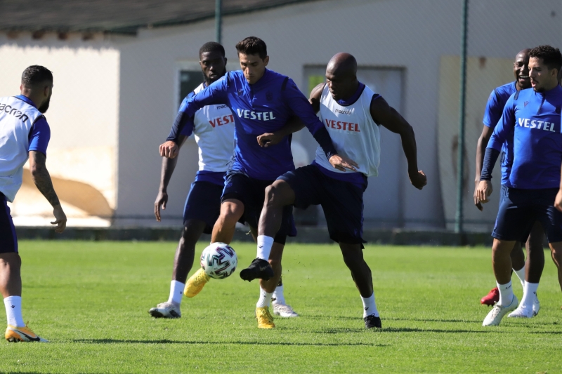 <p>Trabzonspor'da geen hafta Medipol Baakehir manda kart cezas nedeniyle oynayamayan Flavio ile hastal sebebiyle grev yapamayan Anthony Nwakaeme, takmda yer alabilecek.</p>