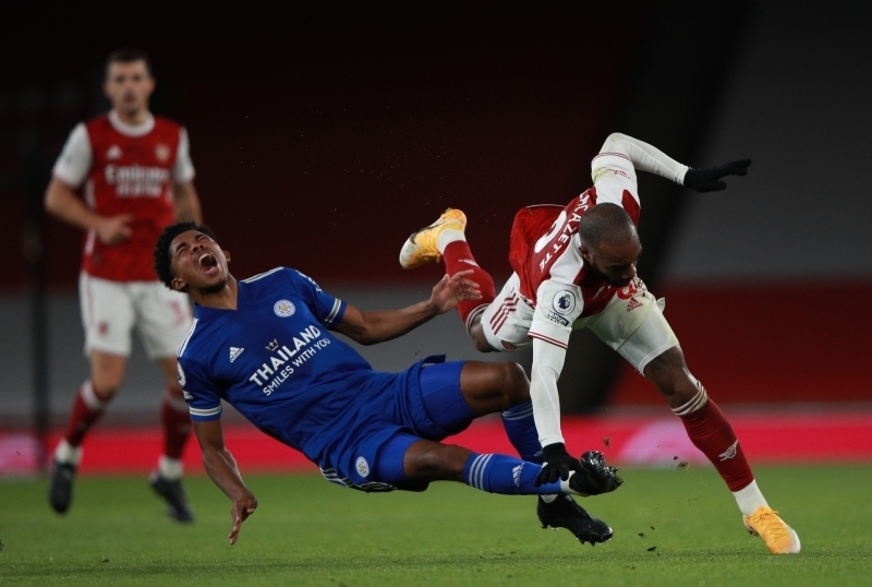 <p>�te yandan Arsenal, 18 y�l sonra ilk kez Ekim ay�nda evinde oynad��� bir ma�tan yenilgiyle ayr�ld�. [32 ma� sonra]</p>