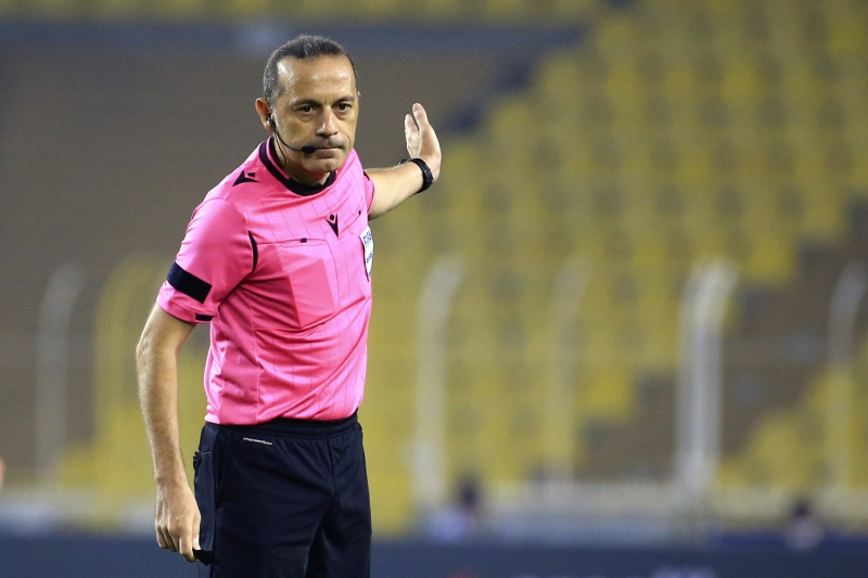 <p>Bordo-mavililerin dün akşam İstanbul’da oynanan ve 1-0 öndeyken 3-1 mağlup olduğu Fenerbahçe karşılaşmasının ardından yerel gazeteler hem Newton’u hem de maçın hakemi Cüneyt Çakır’ı eleştirdi.</p>