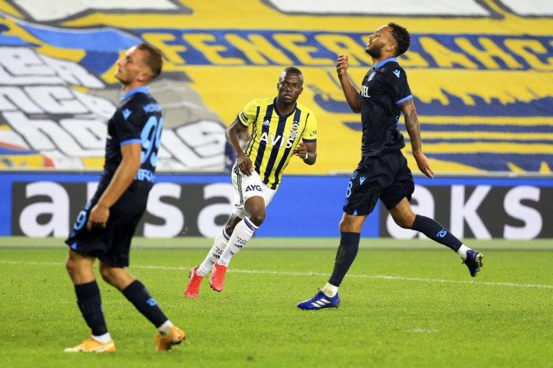 <p>Yerel gazeteler bordo-mavili takımın teknik patronu Eddie Newton ile yolların ayrılması gerektiğine vurgu yaparken, maçın hakemi Cüneyt Çakır’ın da hatalı kararlarıyla müsabakanın önüne geçtiğine dikkat çekti.</p>