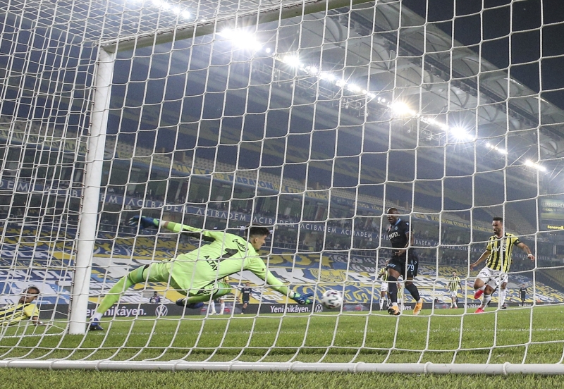 <p><b>Günebakış gazetesi </b>de “Güzel başladı, kötü bitti”, “Ligde kötü giden Trabzonspor’a son darbeyi de Fenerbahçe vurdu” başlıklarını kullandı.</p>