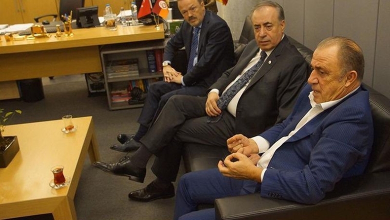 <p>Halbuki transfer dönemi biter bitmez Başkan Mustafa Cengiz ve kurmayları ile teknik direktör Fatih Terim bir araya gelmiş, toplantıdan birlik mesajı çıkmıştı. Ancak pozitif hava çabuk dağıldı.</p>