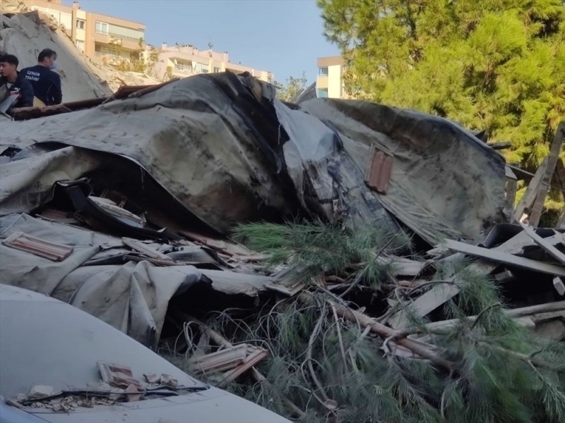 <p>Boazii niversitesi Kandilli Rasathanesi ve Deprem Aratrma Enstits Mdr Prof. Dr. Haluk zener; zmir'de meydana gelen depreme ilikin aklamalarda bulundu.</p>