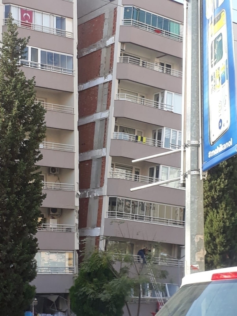 <p>evre ve ehircilik Bakan Murat Kurum, Ege Denizi'nde meydana gelen deprem nedeniyle Batman'daki programn iptal edip, deprem blgesine gitmek zere yola kt.</p>