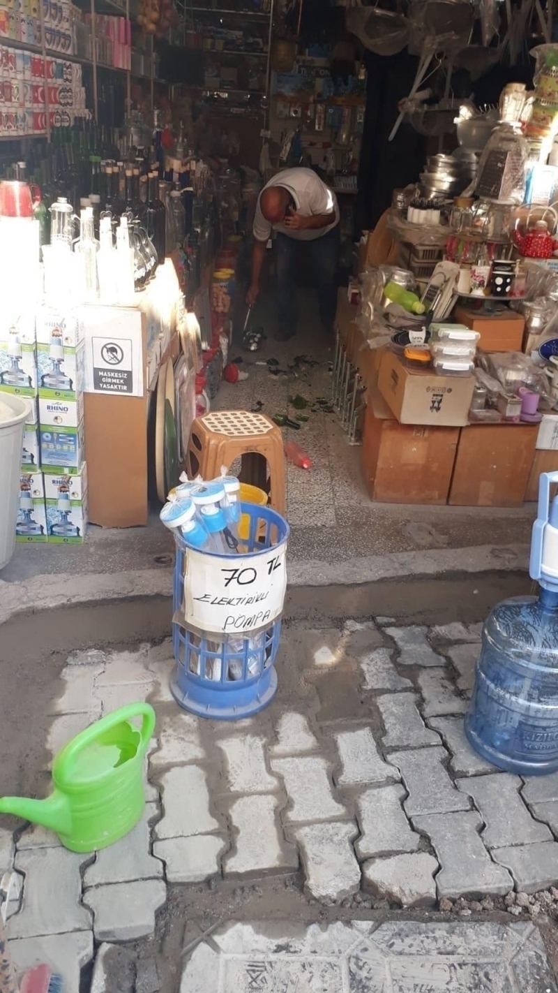 <p>Ege Blgesi genelinde hissedilen deprem sonrasnda zmir ve Aydn bata olmak depremden etkilenen tm illerde alan tarama almalar devam etmektedir. Ayrca TSK tarafndan havadan tarama almalar yrtlmektedir' ifadeleri kullanld.</p>