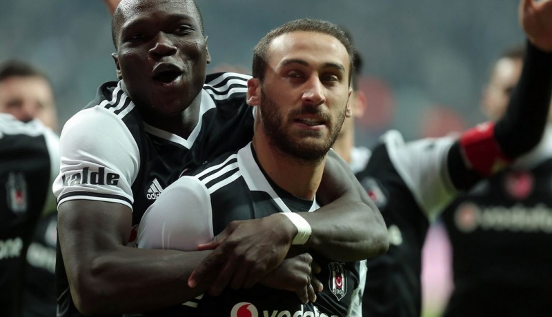 <p>Öte yandan Aboubakar'ın Beşiktaş'a yeniden döndüğü zaman kendisini ilk arayan isimlerden birinin Cenk olduğu bildirildi. Cenk ve Abou 2016-17'de beraber forma giymişti.</p>
