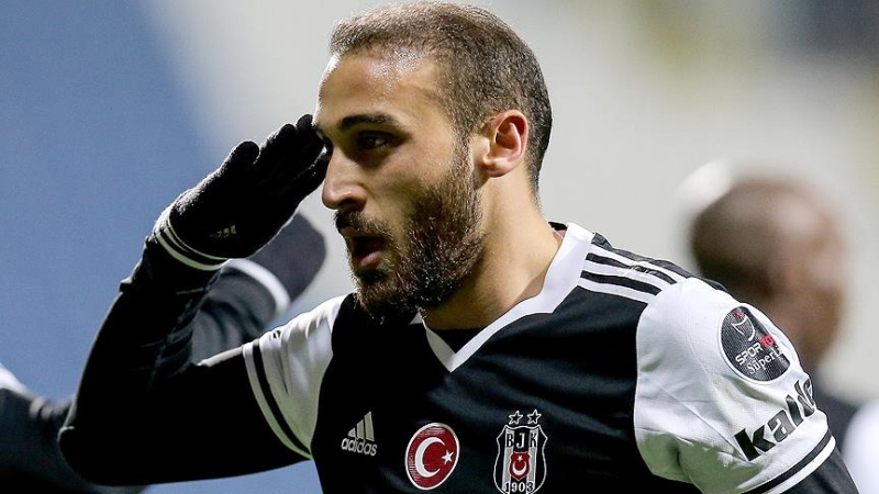 <p><b>ABOU'YU ARAYIP TEBRİK ETTİ</b></p><p><br></p><p>Mart ayı başında yaşadığı sakatlık sonrası Crystal ile sözleşmesi feshedilen ve Everton'a dönen Cenk, ancak devre arasında idmanlara başlayabilecek. </p>