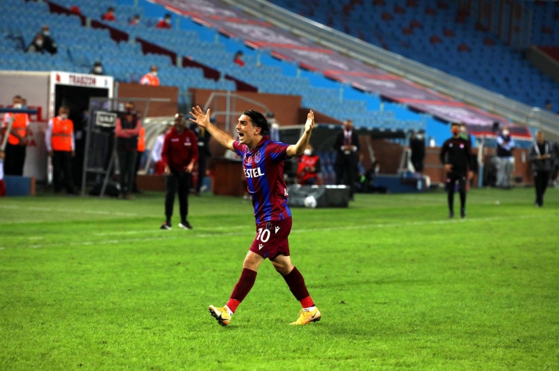<p><b>TARİHİNİN EN KÖTÜ SEZONU</b></p><p><br></p><p>Öte yandan Süper Lig’de geride kalan 7 haftalık bölümde 1 galibiyet 2 beraberlik ve 4 mağlubiyet ile 5 puan toplayabilen Trabzonspor, 7’nci haftalar itibarıyla tarihinin en kötü sezonunu geçiriyor. </p>