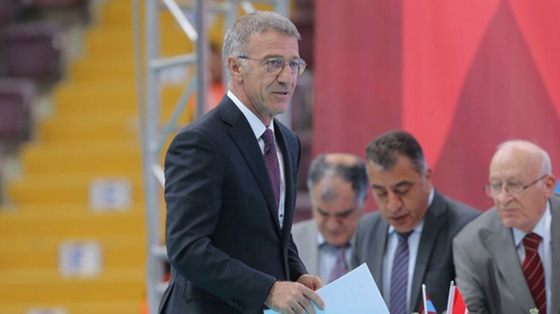 <p>Fenerbah�e ma�� sonras� Abdullah Avc� ismi �n plana ��ksa da, Eddie Newton ismiyle devam edilmesi y�n�nde ba�kan Ahmet A�ao�lu g�r�� belirtmi�ti.&nbsp;</p>