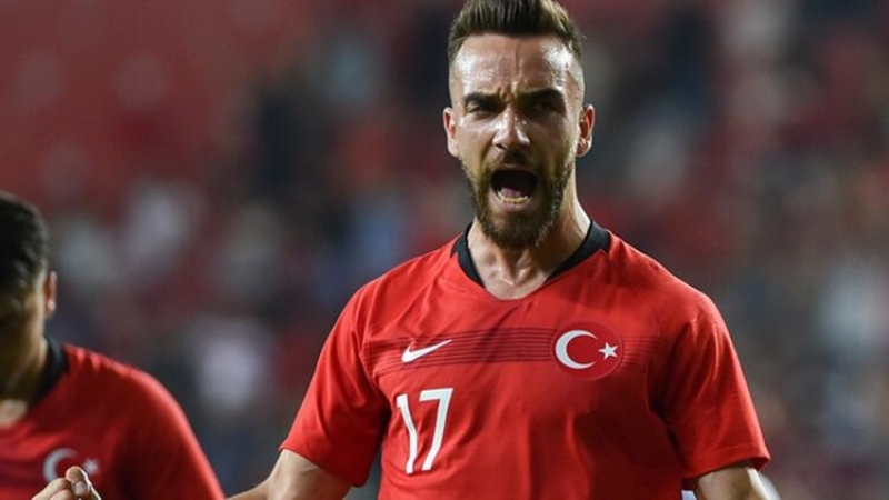 <p>kinci ligde grev yapmak yerine Galatasaray formasyla ampiyonluk yarnda yer almay hedefleyen 26 yandaki forvet oyuncusu da Aslan olmak iin beklemede...</p>