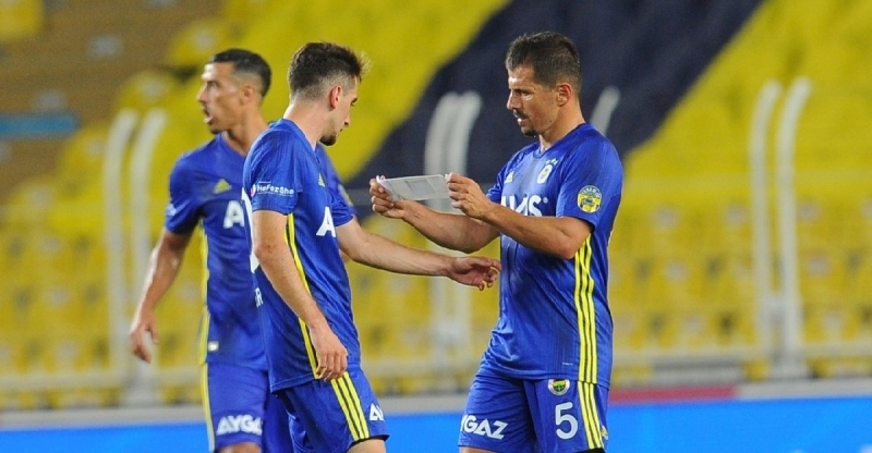 <p>Hatta Kanarya’daki son lig ma�� olan ve 3-1 kazan�lan �aykur Rizespor m�cadelesinde Emre, oyundan ��karken kaptanl�k pazuband�n� bu oyuncuya kendi elleriyle takm��t�.</p>