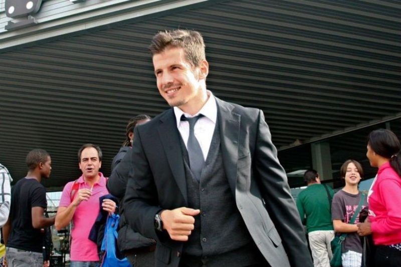 <p>Futbolu b�rakt�ktan sonra saha d���nda kul�be hizmet eden Emre, resmi g�revi olmadan tam 18 transfere direkt katk�da bulunarak �nemli bir ba�ar�ya imzas�n� att�.</p>